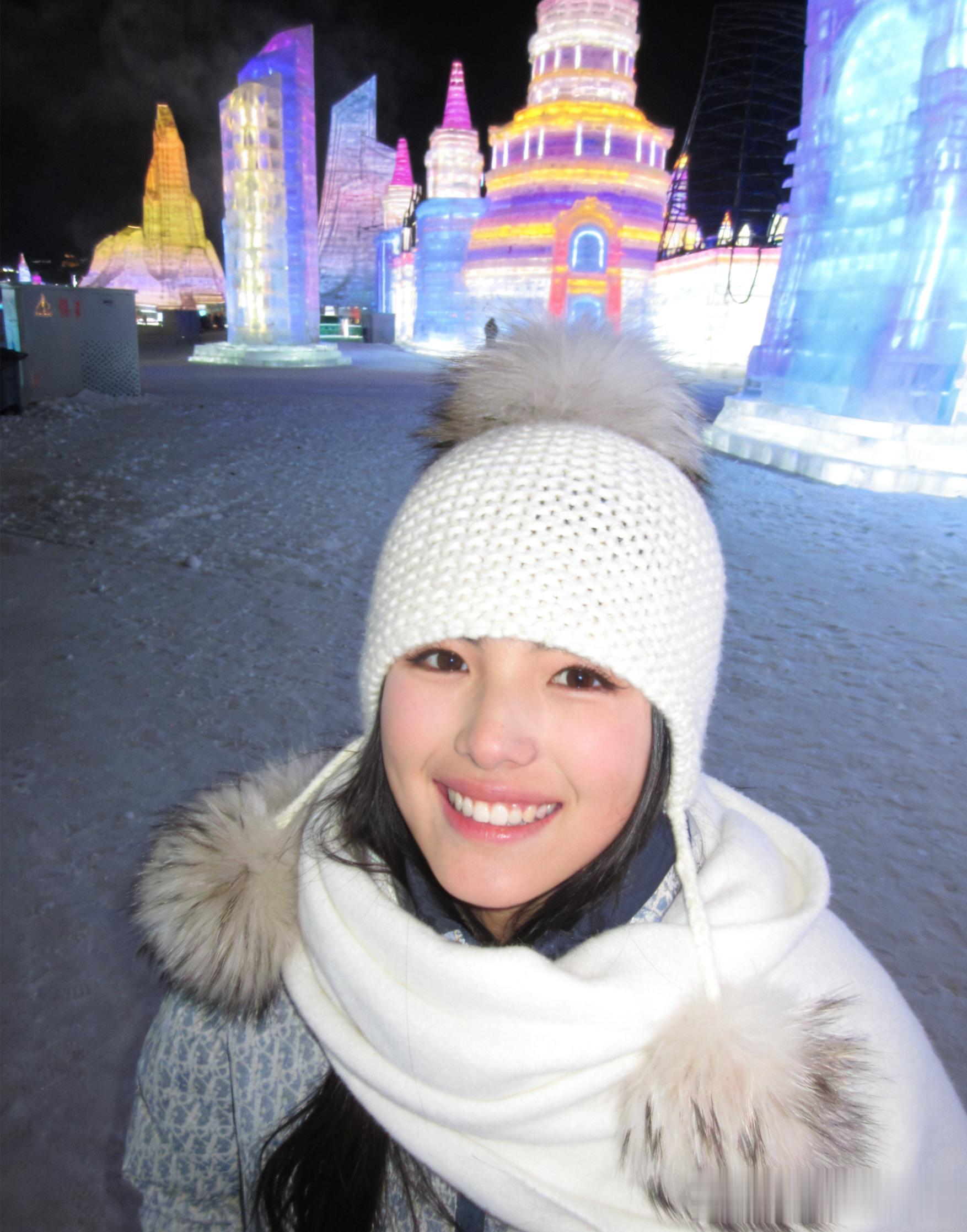 王诗龄打卡哈尔滨冰雪大世界，穿迪奥束腰棉服，捧着冰块好可爱