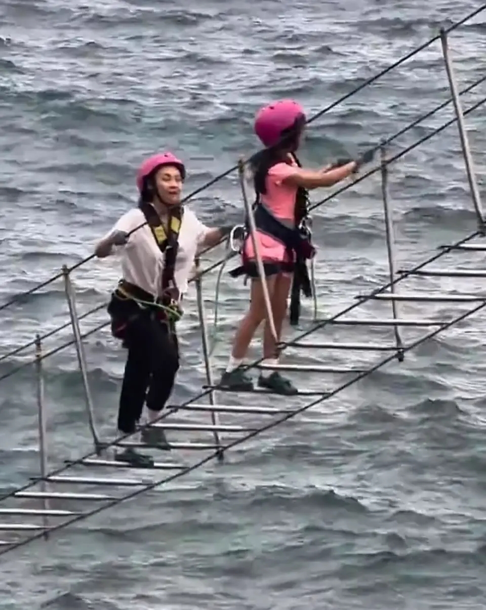 章子怡专心带俩娃玩！陪10岁女儿挑战飞拉达，汪峰陪森林北和继女