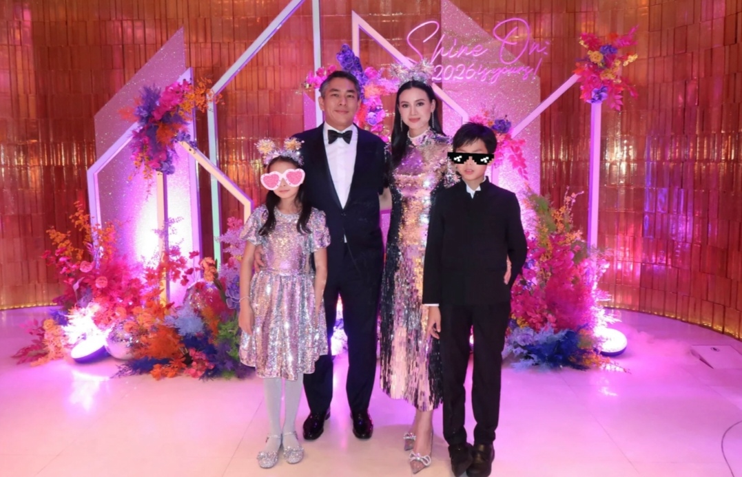 林恬儿出席徐子淇跨年派对，亲吻老公林正德脸颊，母女打扮闪亮