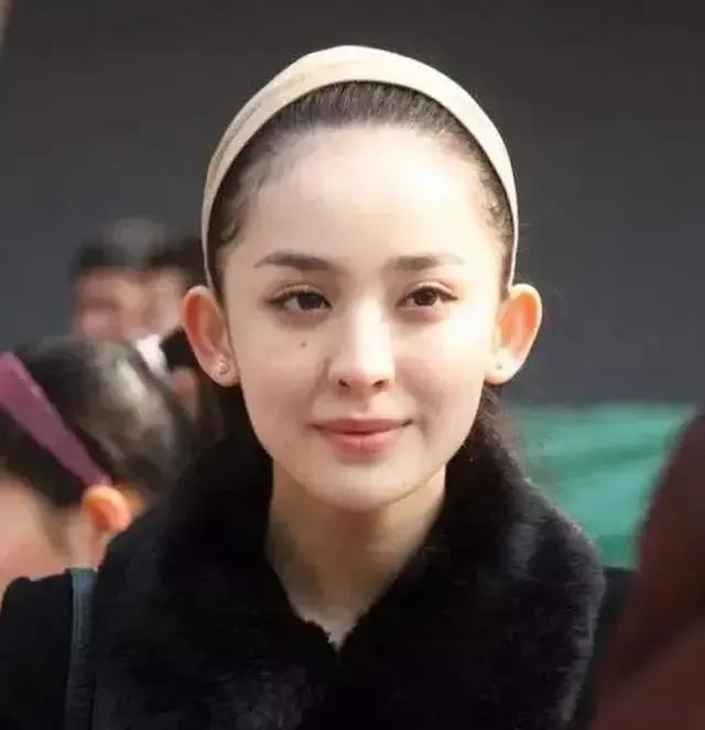 古力娜扎的美貌真是太权威了,怼脸拍毛孔清晰可见也美的毫无瑕疵