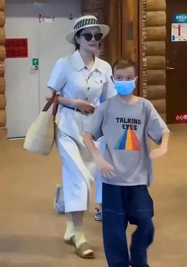 杨乐乐独自带娃参赛，疲惫身影引人疼！汪涵又缺席，沐沐才艺惊艳