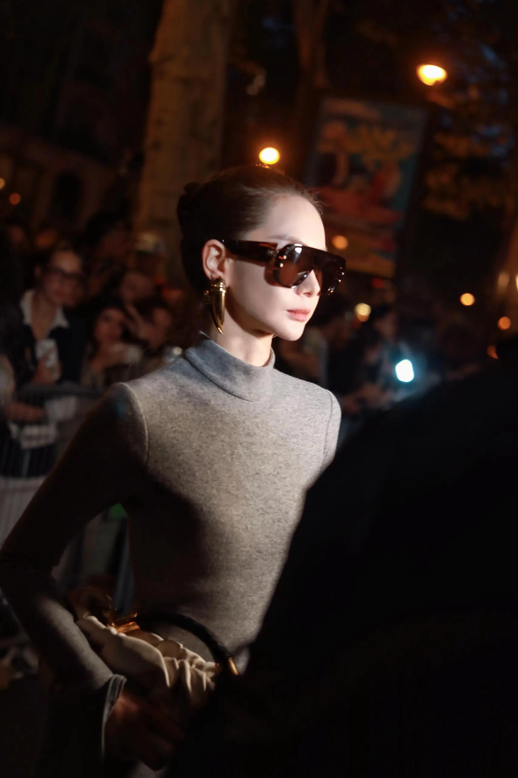 吴千语和戚薇坐一起看秀，两个天蝎女同场较劲，吴千语更年轻贵气