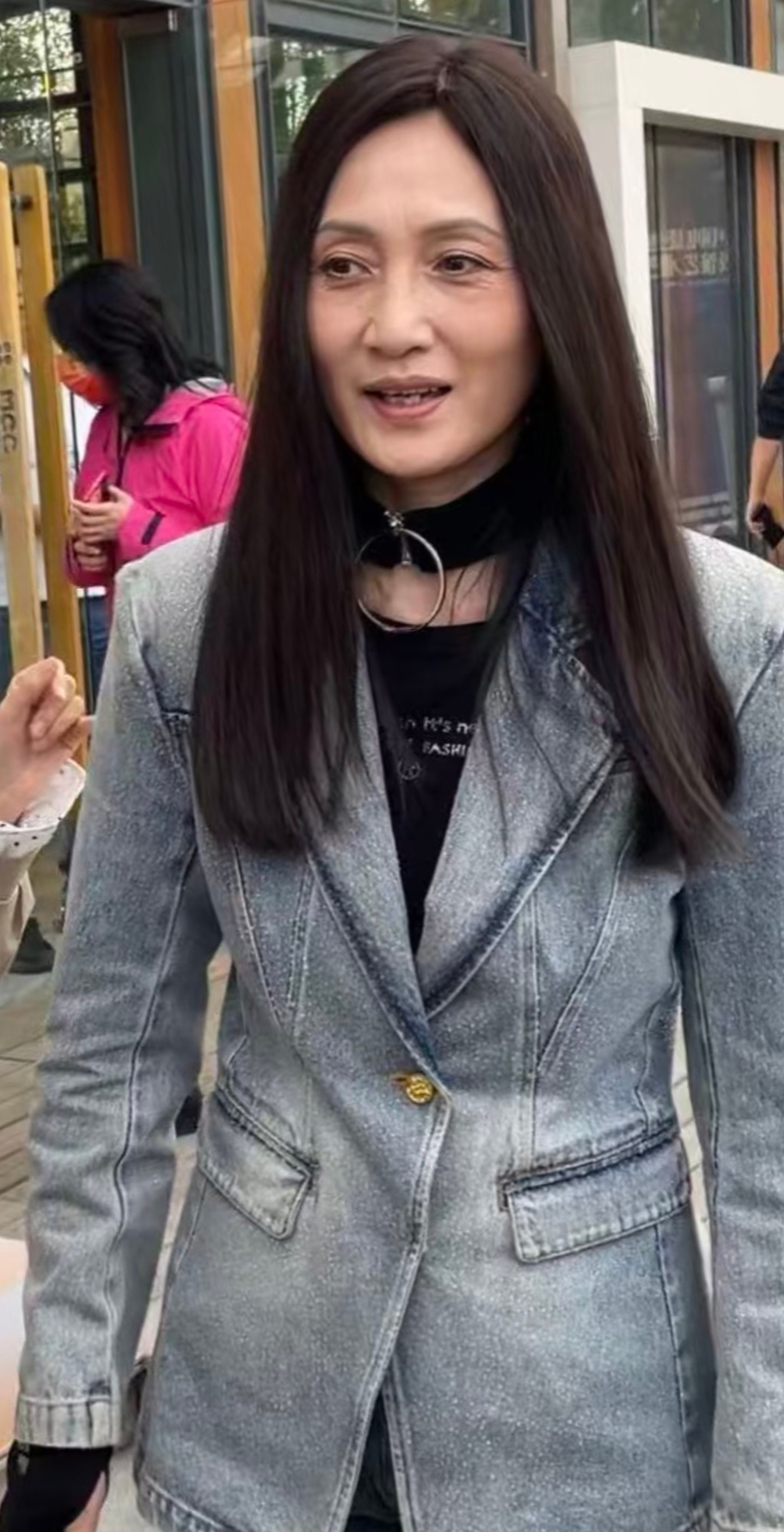 看63岁林芳兵和59岁陶慧敏,才知上了年纪,会打扮比好身材更重要