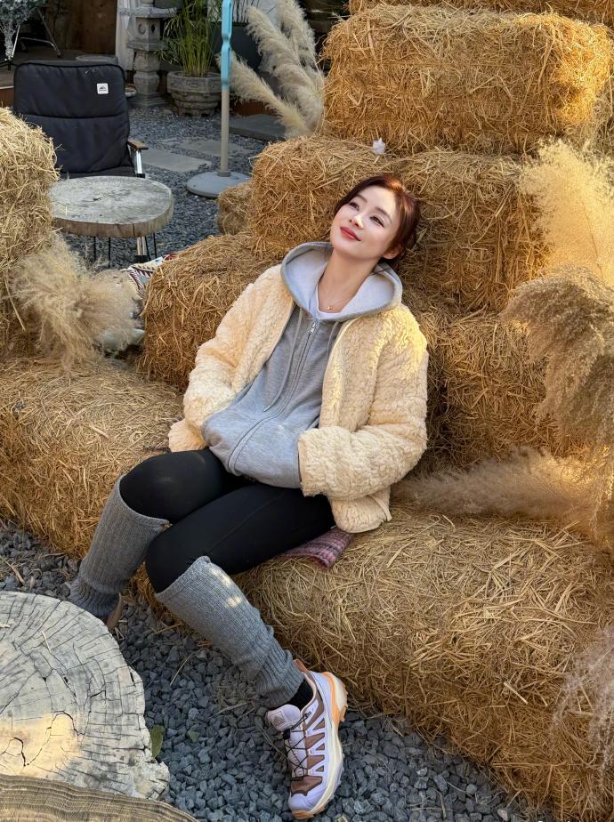 袁姗姗真是美得好耐看！穿羊毛针织衫配鲨鱼裤，温柔又气质！