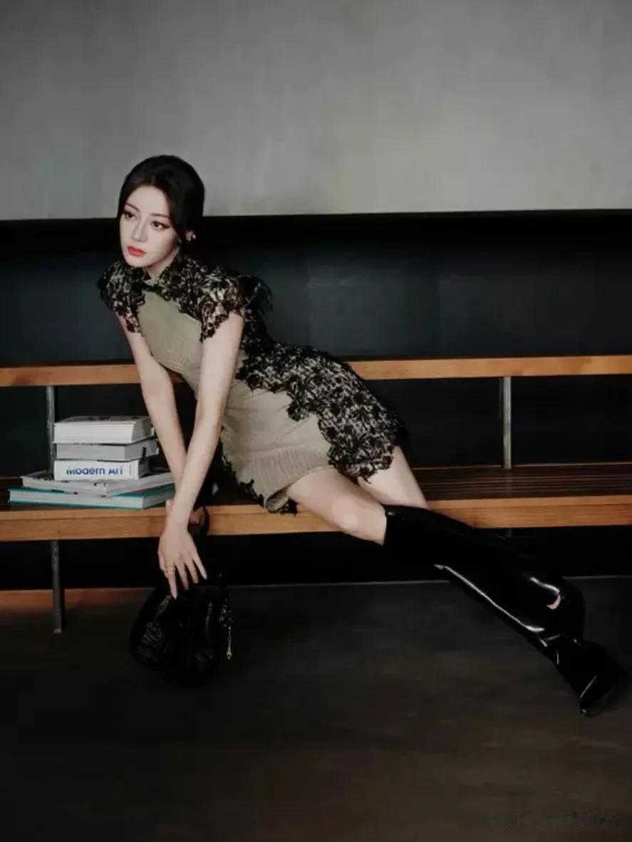 热巴蕾丝裙造型惊艳!中式风情尽显曲线美