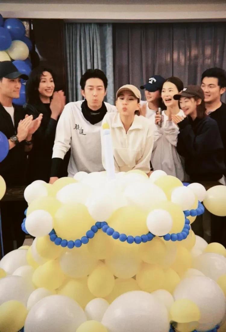窦骁在香港庆祝37岁生日，何超莲穿青蛙服亮相，巨型气球蛋糕显眼