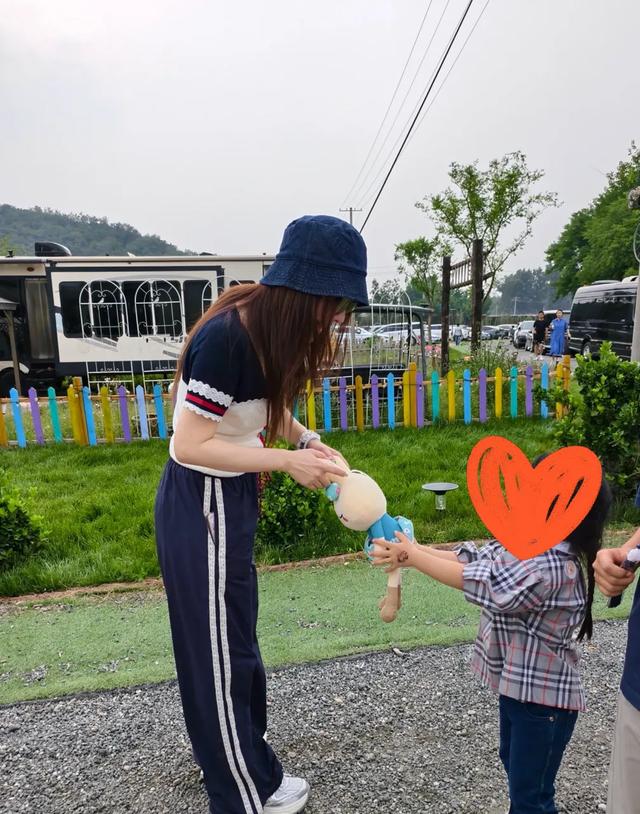 明星团建过六一！贾乃亮和李小璐为甜馨合体，章子怡和佟丽娅也在