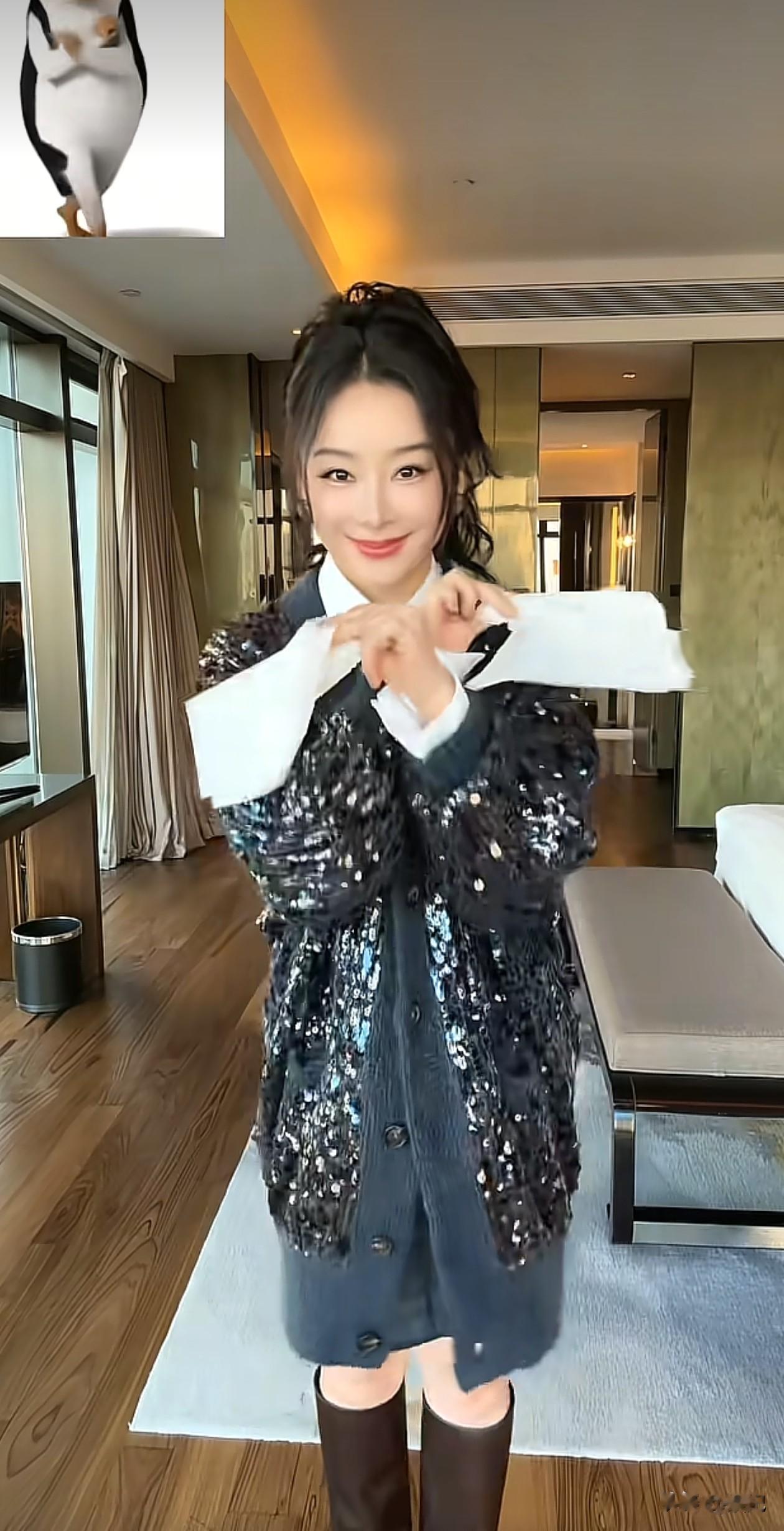 38岁袁姗姗跳舞穿搭:针织开衫+衬衫+长筒靴,减龄又洋气,像28岁