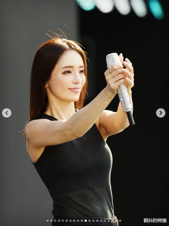 滨崎步最新彩排照曝光，身材纤细肌肉紧致，美得越来越像杨幂？