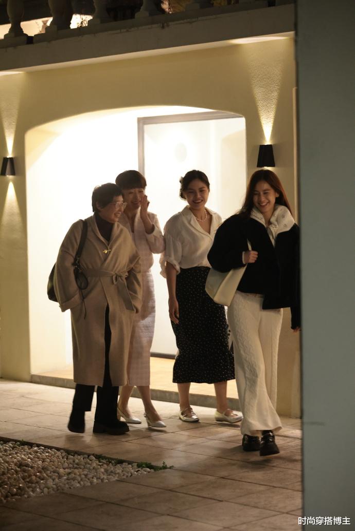 上海偶遇黄圣依带妈妈逛街，两人笑脸盈盈状态极好，姐姐独美绽放