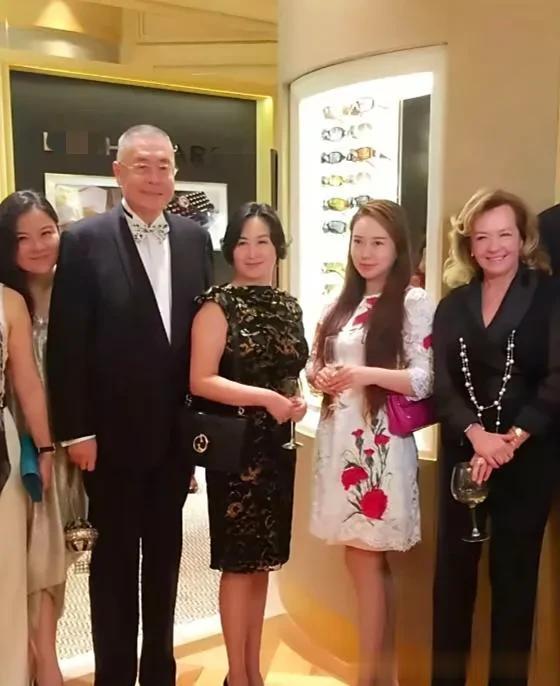 63岁何超琼出席时尚活动，穿着一条花纹短裙，整个人看起来好壮硕