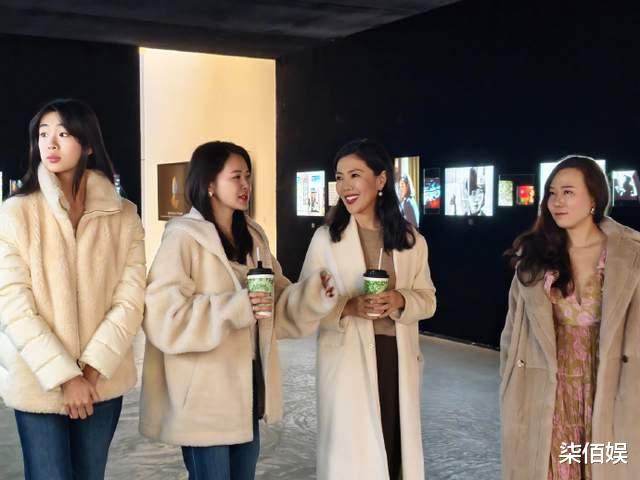 佟大为妻女看展,17岁大女儿身高近180漂亮有气质,母女俩好养眼