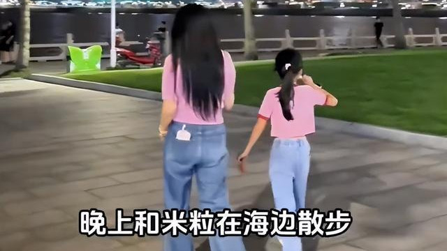 伊能静带全家珠海度假，8岁米粒戴斜视矫正眼镜，给爷爷扇风解暑