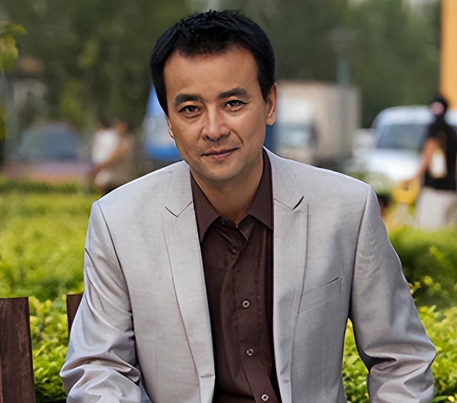 出道36年不温不火,娶小23岁郝蕾,助妻子战胜遗传病,48岁才当爹