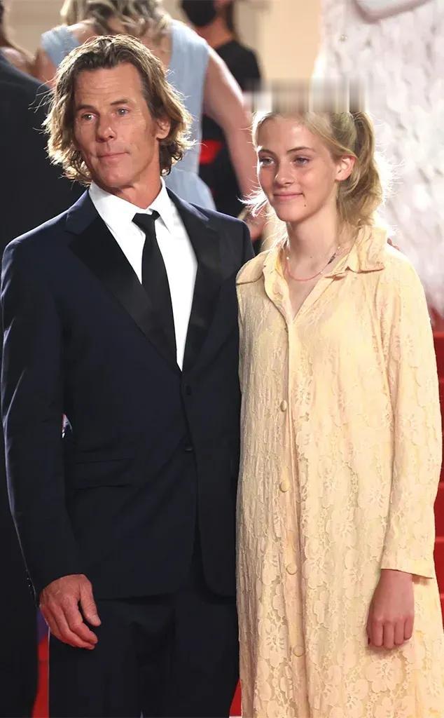 美国朱莉娅·罗伯茨与丈夫丹尼·莫德尔威尼斯电影节合体现身红毯