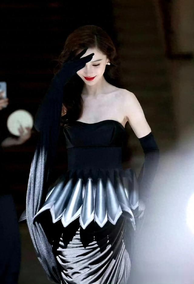 baby新造型，黑色抹胸长裙搭大波浪红唇好美，就是这鞋跟太高了吧