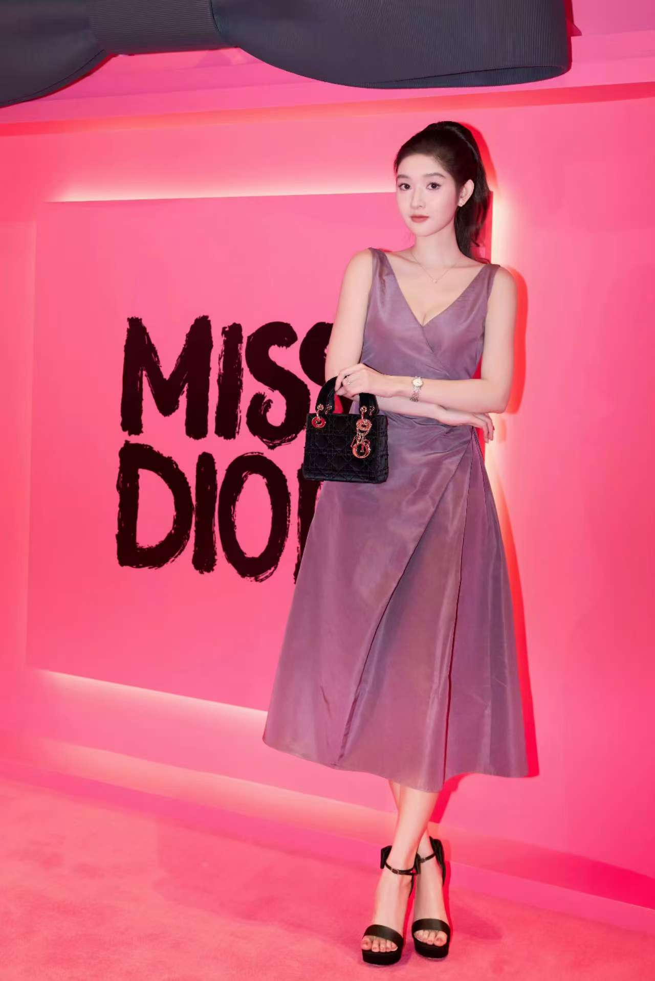 【紫裙少女,是优雅的与浪漫的重叠】——王玉雯