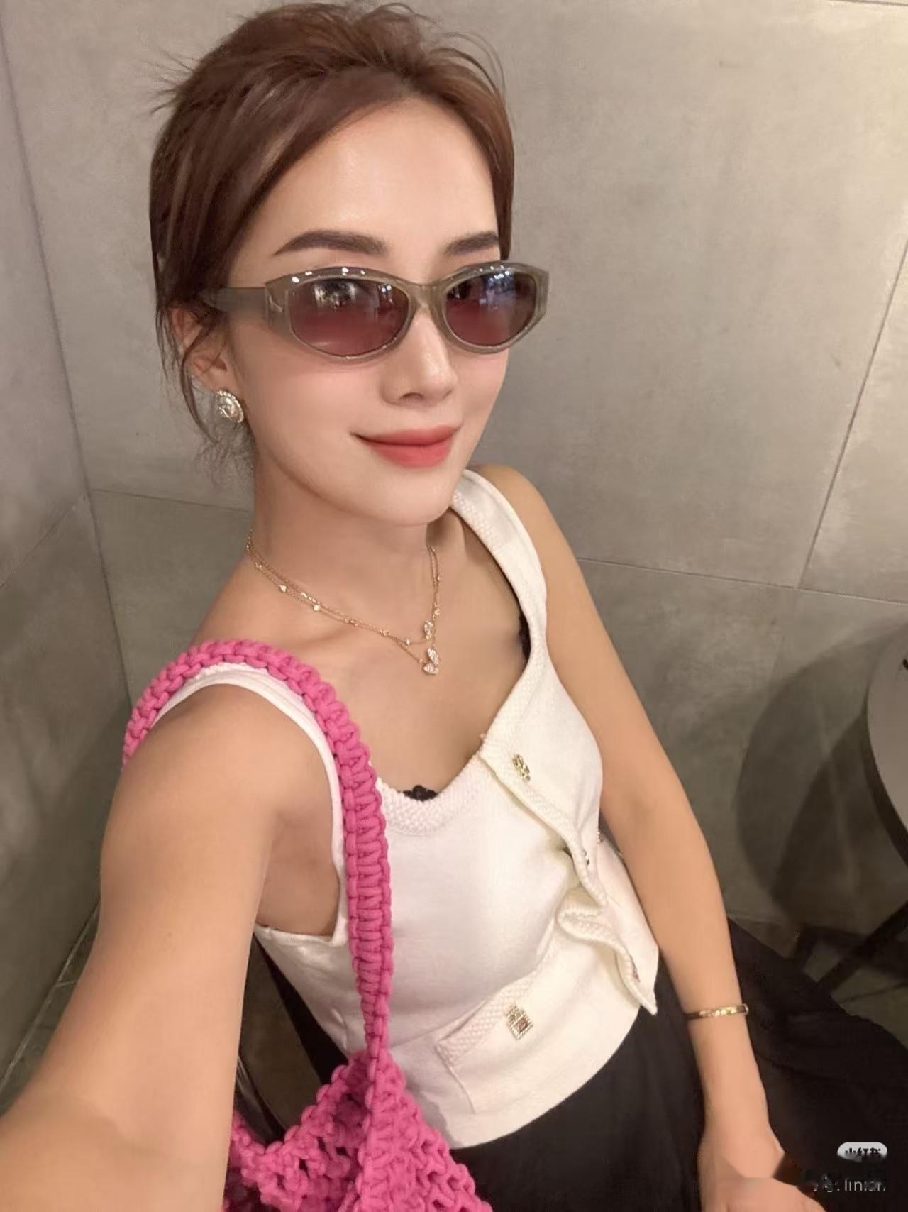 40+李念穿超短逛街，生三娃还被搭讪问有没有男朋友！这少女感绝