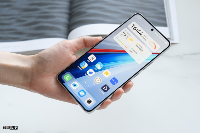 不出意外，即將登場的這頂配直屏，又是對著小米來的