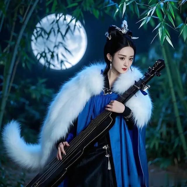 赵丽颖的苏妲己，穿着蓝色服饰，眼神犀利，不失高贵！