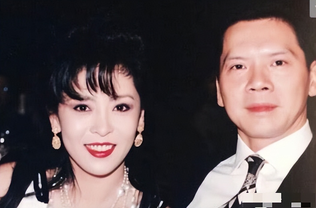 向太谈无性婚姻,表情狰狞手拿烟,称向华强很强女生嫁8次是荣耀