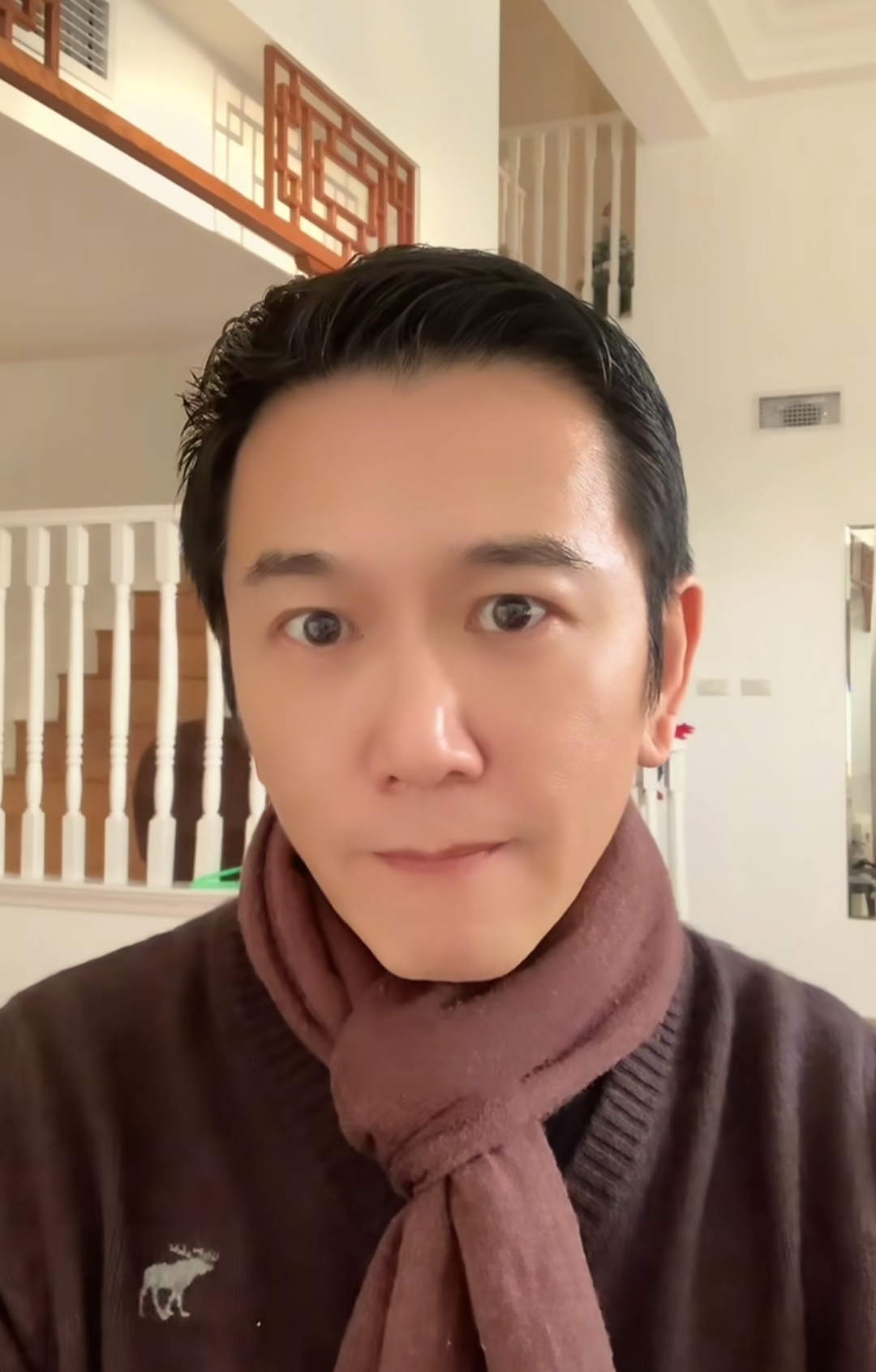 61岁温兆伦携家人在香港旅游,妻子赵庭罕见亮相,女儿和爸爸很像