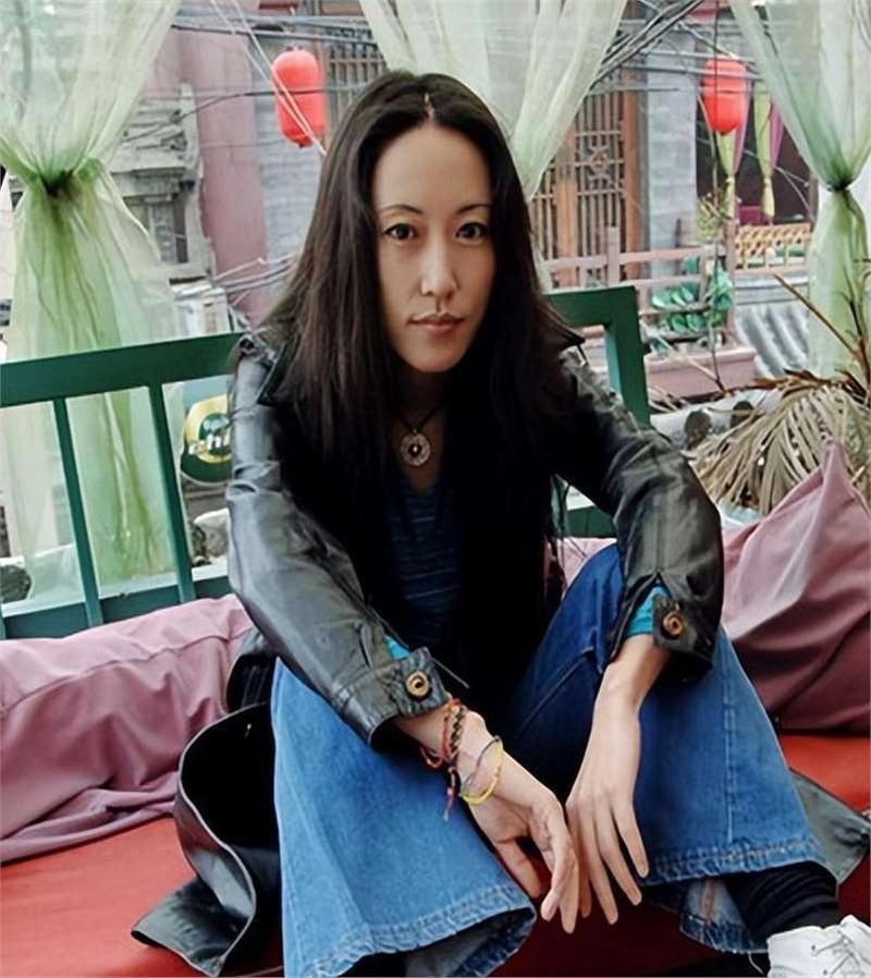 爱上有妇之夫,抢走王菲丈夫,未婚先孕,如今只能和女儿相依为命