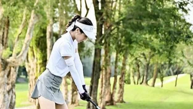 TVB港姐冠军婚后富贵，转型成高尔夫球选手，律师老公支持她出歌