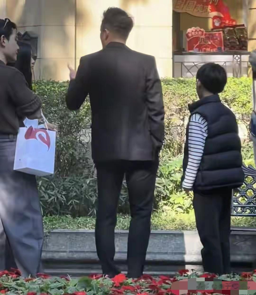 汪小菲筱梅带箖玥广州游!玥儿长发飘飘超美,侧脸神似大S