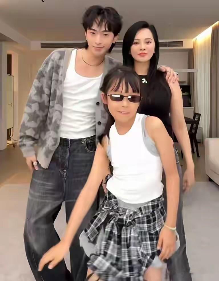 秦昊真是好继父，节目替恩利拉资源，谈到儿子导演系毕业很骄傲