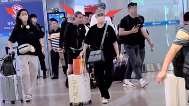 江珊田小洁还有女儿现身机场，走的稀稀拉拉生怕别人发现，太低调