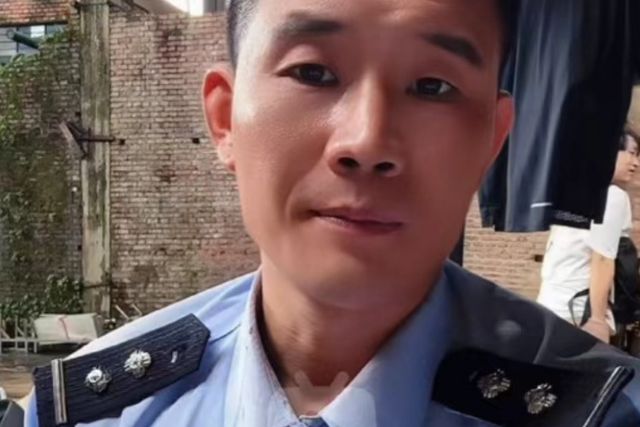 “嘎子”谢孟伟再引争议！穿警察制式服装直播带货，这也太大胆了