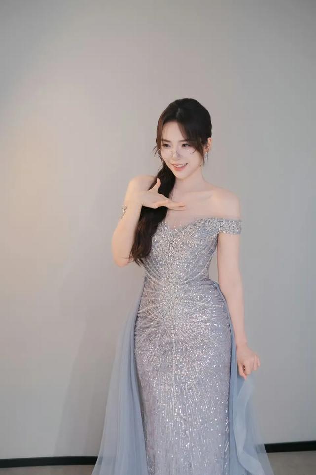 余霜阿姨仿妆张靓颖《九万字》，有过之而无不及，腰臀比绝了