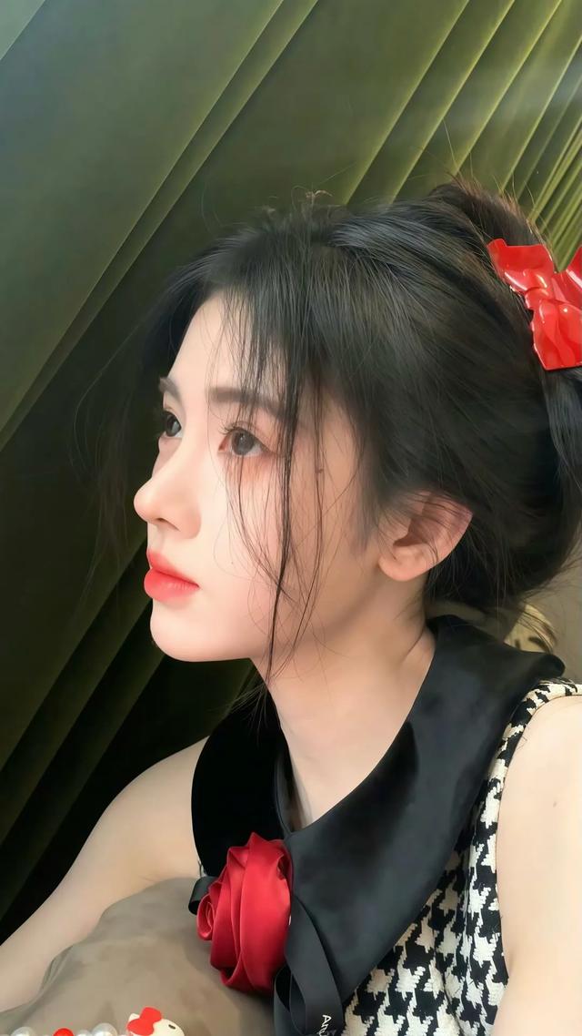 鞠婧祎，美艳动人，娇嫩欲滴