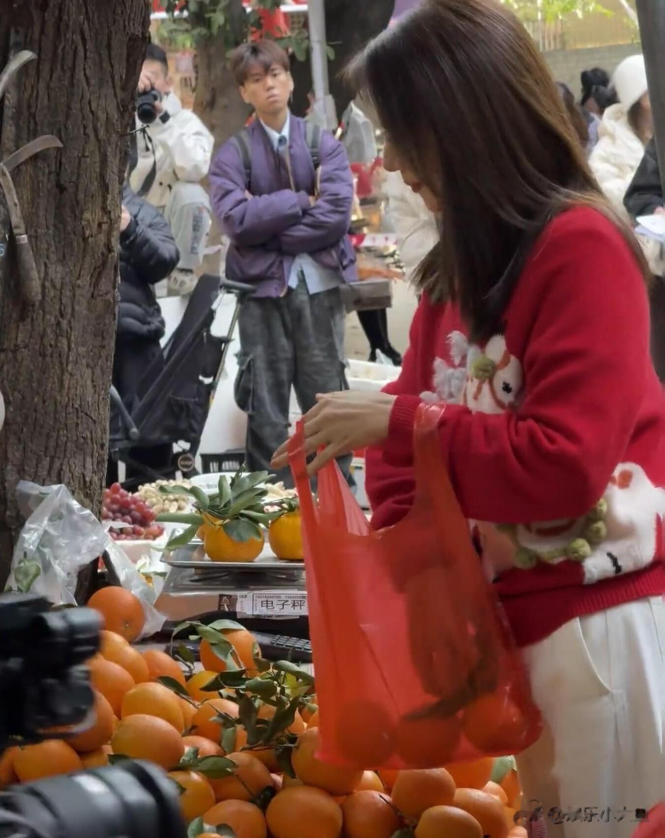 高圆圆成都街头被偶遇,穿红色毛衣好喜庆,46岁仍美得发光