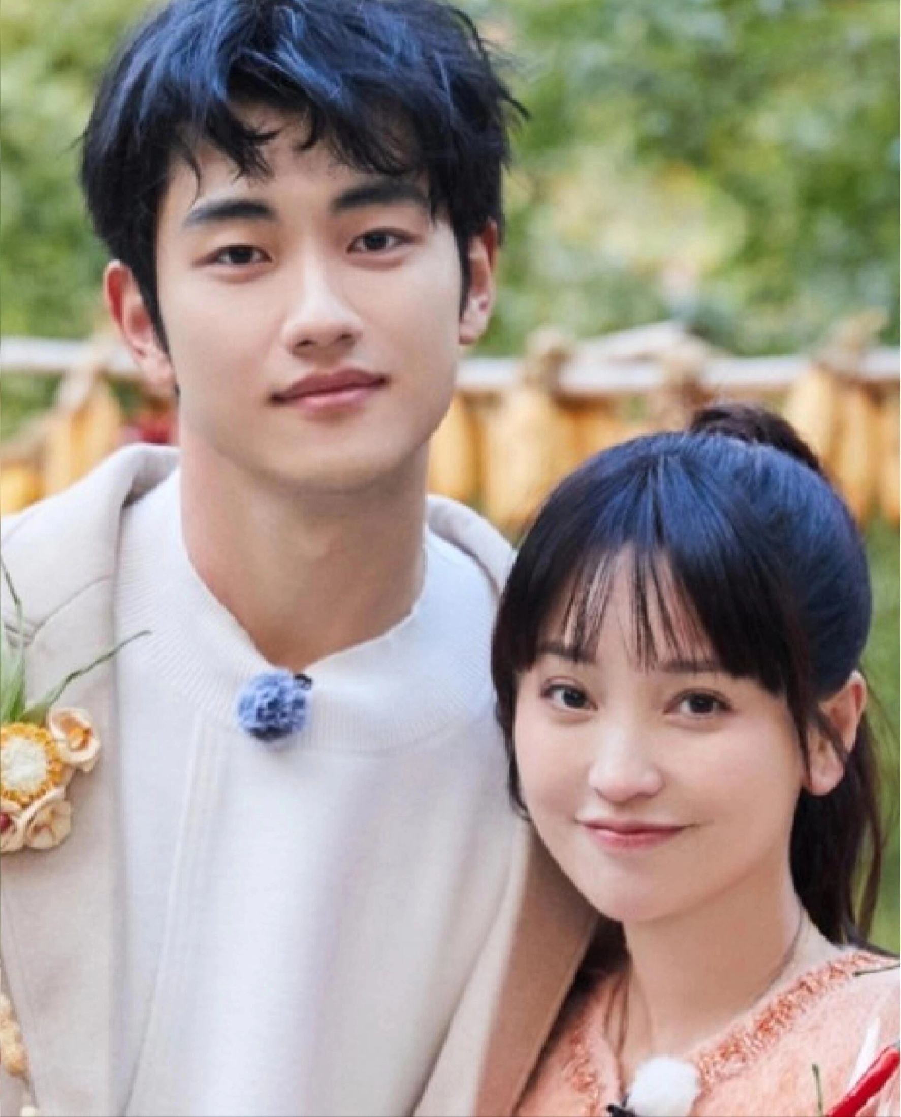 25岁孙丞潇在冰岛向42岁金莎求婚成功！俩人在海边拥吻好甜蜜