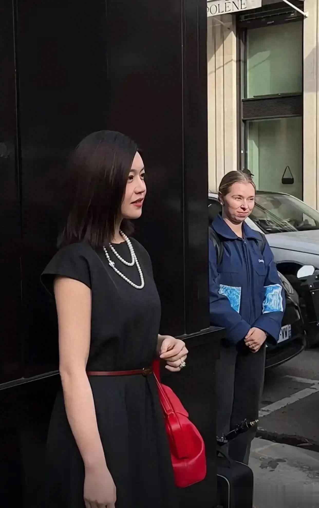 42岁的陈妍希时装周造型巨美,黑色连衣裙搭红色包包腰带,真年轻