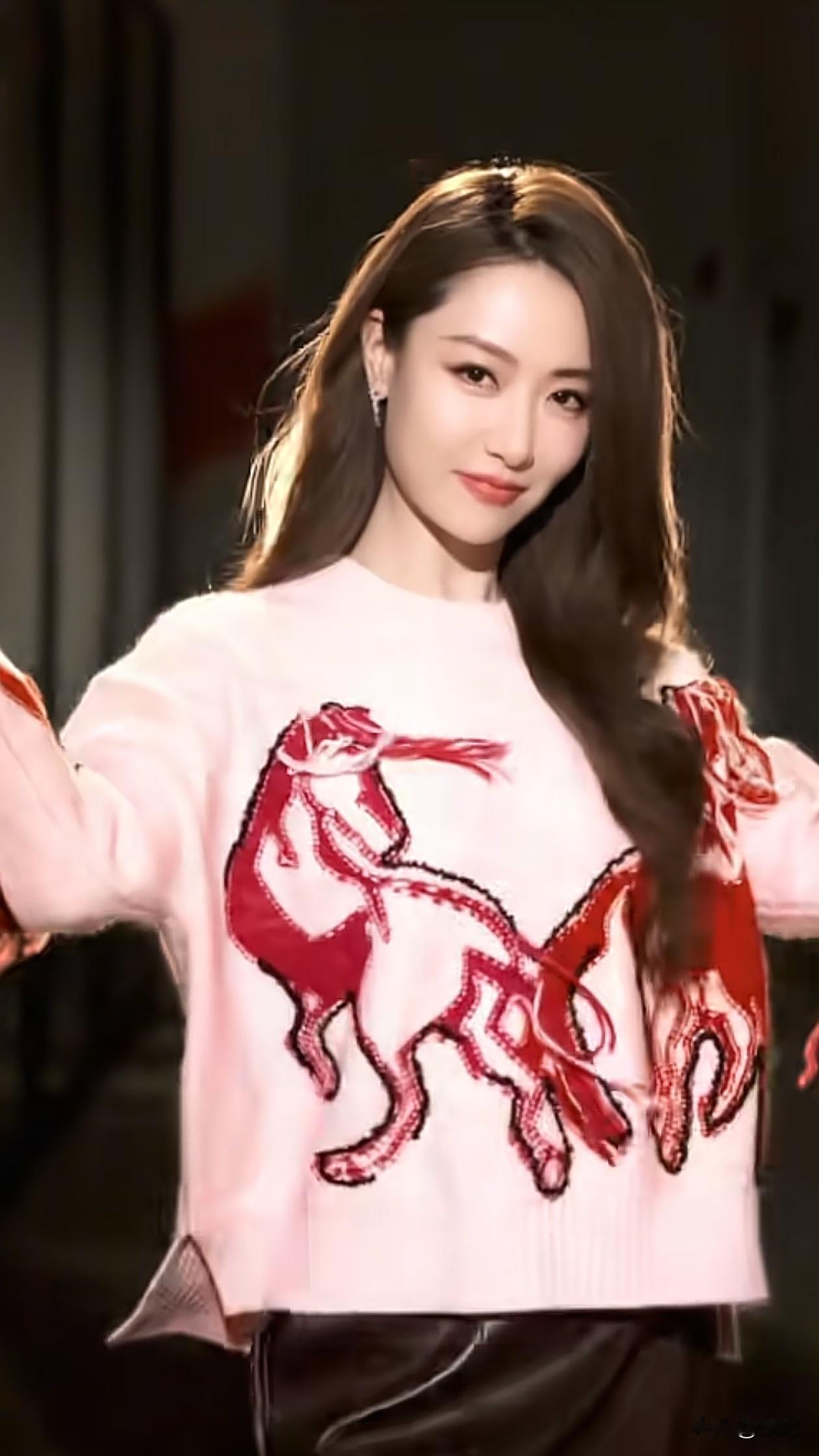 39岁白冰跳手势舞:微卷发+毛衣+皮裙,洋气又优雅,嫩得像小姑娘