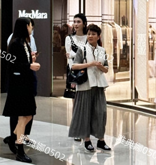 三亚偶遇奚梦瑶何猷君梁安琪，奚梦瑶在婆婆身边笑脸相迎很拘谨