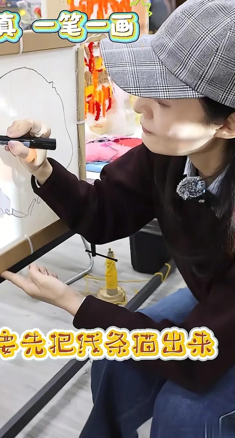 57岁周涛冬日穿搭嫩得像30岁:大衣+蓝围巾+阔腿裤,漂亮又暖和