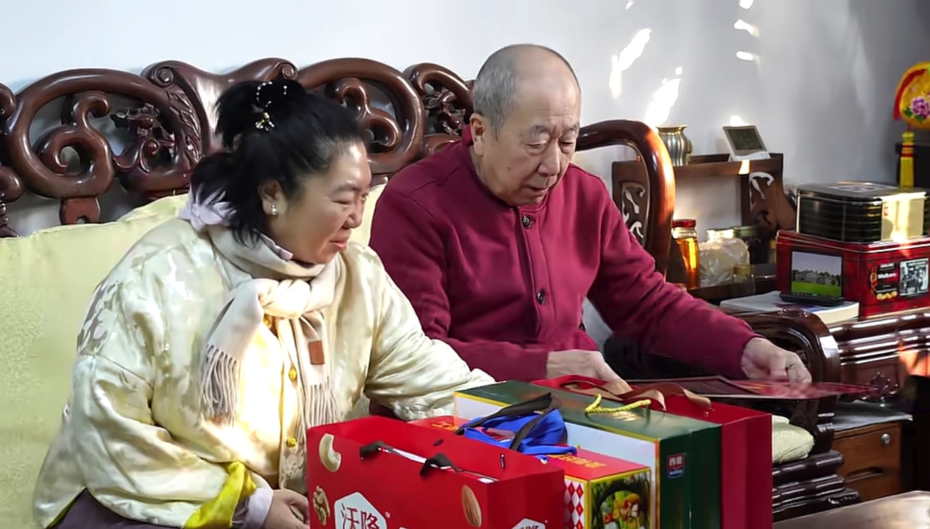 老戏骨雷恪生北京胡同被偶遇,89岁精神十足,老伴很贤惠贴身照顾