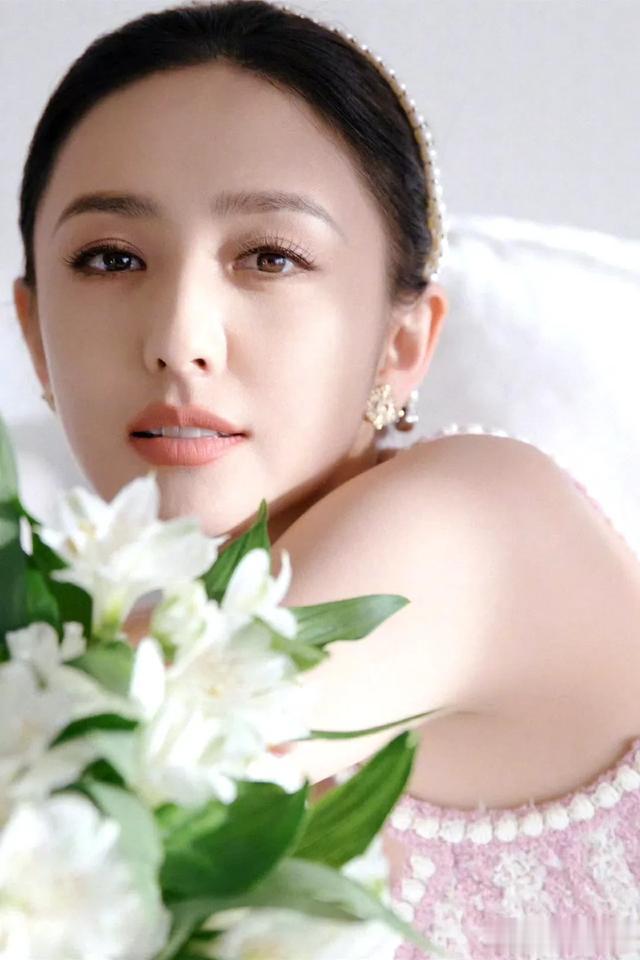 佟丽娅，柔美吊带裙大片