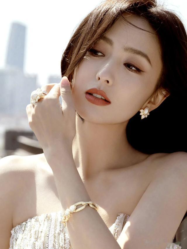 佟丽娅 电视剧品质盛典红毯现场，41岁的她状态依旧绝佳。