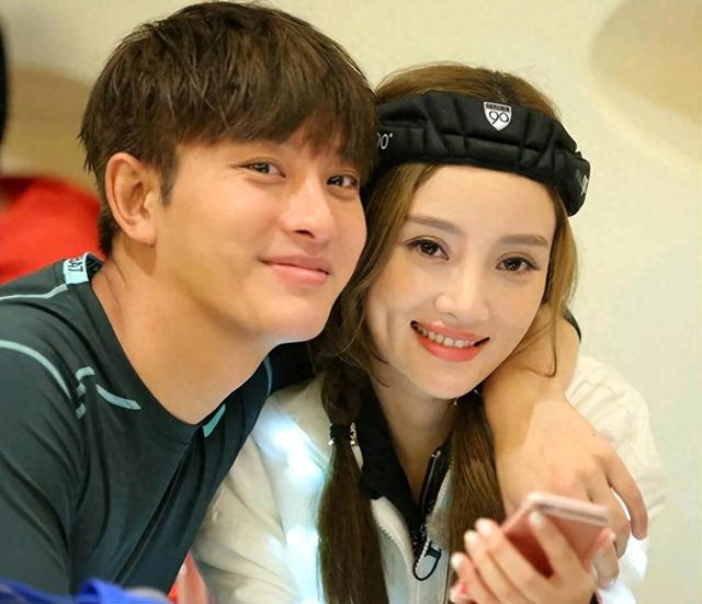 5月3日，李小璐贾乃亮合体，李小璐站路边凹造型，贾乃亮耐心等候