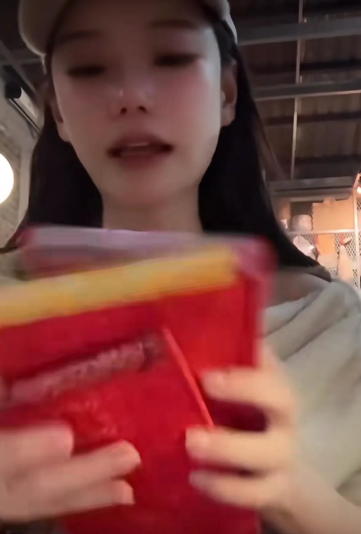 汪小菲带儿女吃路边摊！阿姨司机同坐一桌好热闹，玥儿很黏马筱梅