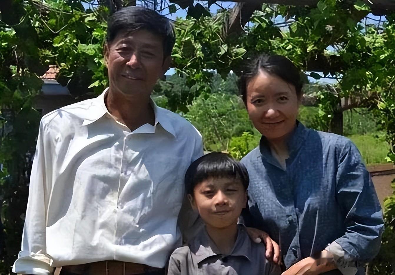 原来他俩是父子，儿子是名导父亲是老戏骨，凭《大生意人》再翻红