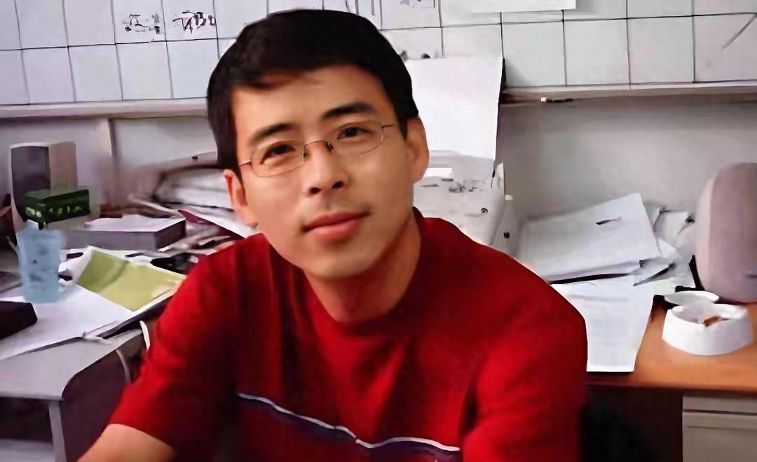 要求中国人向世界道歉，被央视开除的阿丘，如今现状全是咎由自取