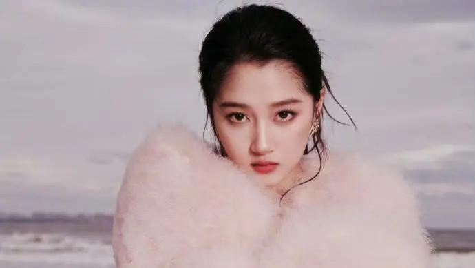 关晓彤亮相ELLE红毯，以两套风格截然不同的造型惊艳全场