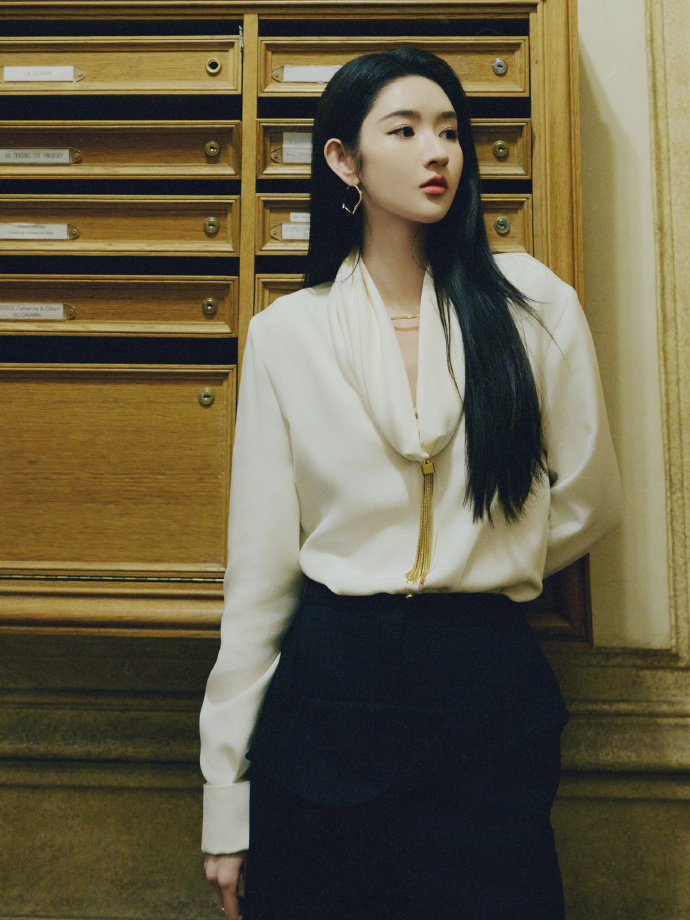 周也王玉雯Dior秀场亲密同框，两人看秀穿搭成热议焦点！