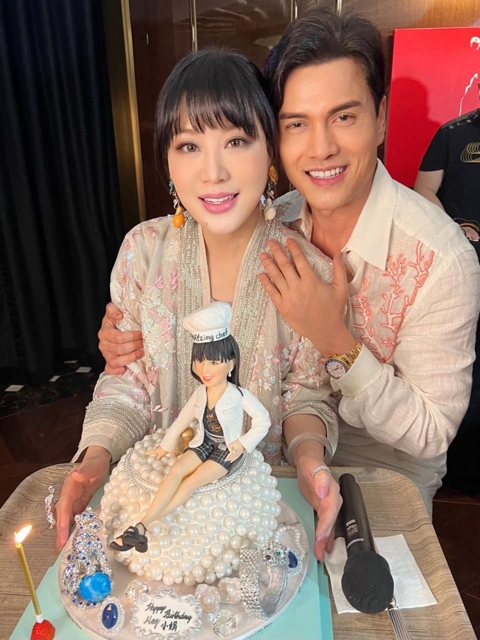 吕良伟向华强KTV聚会气氛热烈 现场专人服务并演唱高难度歌曲